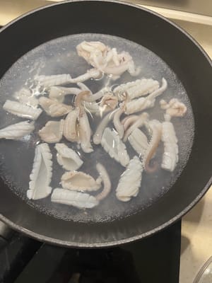 Une fois l'eau bouillante, ajoutez les calamars et blanchissez-les jusqu'à ce que l'eau bout à nouveau, puis éteignez le feu.