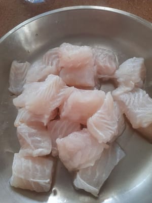 Den Fisch waschen, in Quadrate schneiden, mit 1/2 TL Salz, 1/2 TL Pfefferpulver, 1/2 TL Speiseöl und 1 EL Tapiokamehl marinieren und 15 Minuten ziehen lassen.