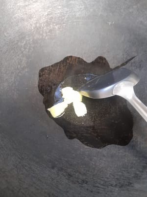 Bereiten Sie eine Bratpfanne vor und braten Sie die Gewürze an, bis sie duften.