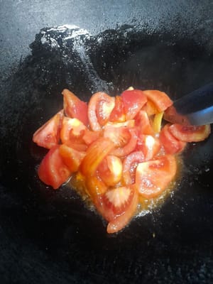 Tomaten dazugeben, dann 1/2 Tasse Wasser dazugießen, alle Gewürze dazugeben, umrühren und verschließen.