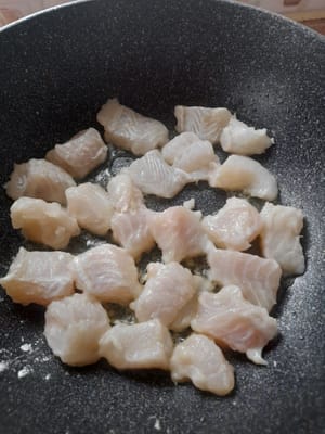 Die Fischfilets goldbraun braten, dabei das Wenden nicht vergessen.