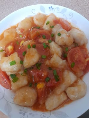 Fischfilet mit Tomaten gegart ist servierfertig