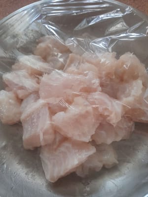 Den Fisch waschen, in Quadrate schneiden, mit 1/2 TL Salz, 1/2 TL Pfefferpulver, 1/2 TL Speiseöl und 1 EL Tapiokamehl marinieren und 15 Minuten ziehen lassen.