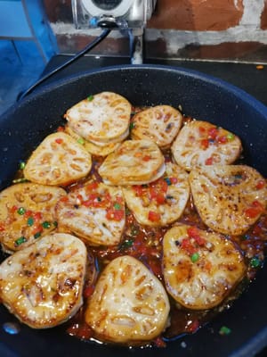 puis mettre la racine de lotus hachée qui a été frite plus tôt