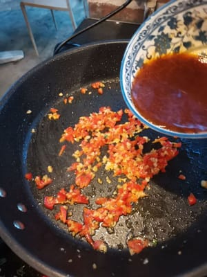 Faites frire les épices jusqu'à ce qu'elles soient parfumées et sentent bon, puis ajoutez la sauce (1 cuillère à café de sauce soja, 1 cuillère à café de sauce aux huîtres, 1 cuillère à café de sucre, 1/2 cuillère à café de poudre de chili séchée, 1 cuillère à café d'huile de sésame, 1 cuillère à café de fécule de maïs et 50 ml d'eau)