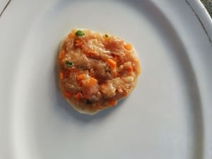prenez ensuite 1 morceau de racine de lotus, puis mettez le mélange de poulet haché sur la racine de lotus.