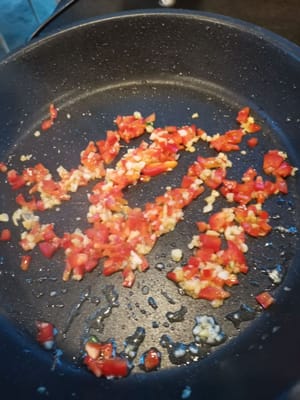 Ajoutez ensuite les piments rouges hachés et remuez.