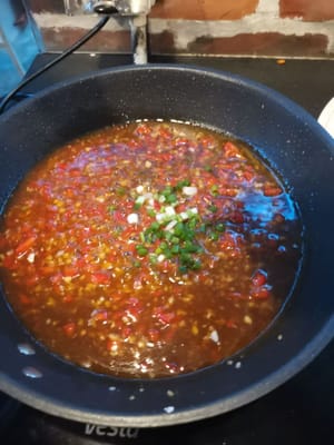 puis cuire la sauce jusqu'à ce qu'elle épaississe légèrement
