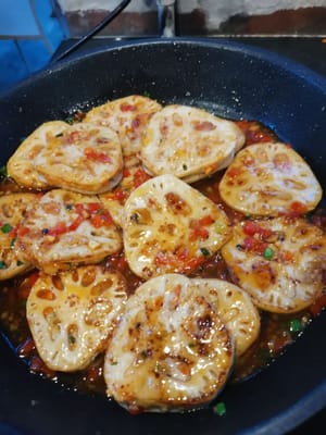 puis retournez-la pour que les épices de la sauce soient absorbées,