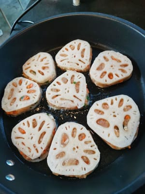 puis ajouter la viande hachée de racine de lotus à frire à feu doux