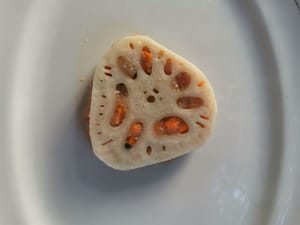 prenez ensuite un autre morceau de racine de lotus et posez-le dessus, tout en appuyant dessus pour qu'il ne se détache pas