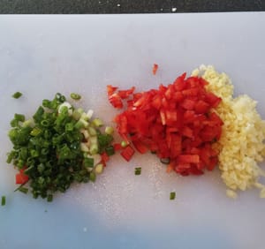 Préparez les ingrédients de la sauce (ail, gingembre, piments rouges et oignons nouveaux)