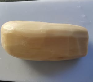 Lavez soigneusement les racines de lotus, puis épluchez-les.