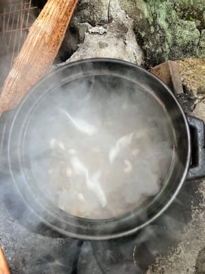 Dans une casserole (j'utilise un pot en terre cuite sur feu de bois) contenant 4 litres d'eau à température ambiante, mettre le longane, les dattes et le sceau de Salomon parfumé. Placer ensuite la casserole sur feu de bois.