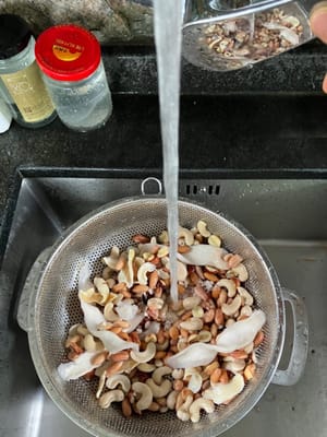 Ensuite, laver à nouveau à l'eau courante pendant environ une minute.