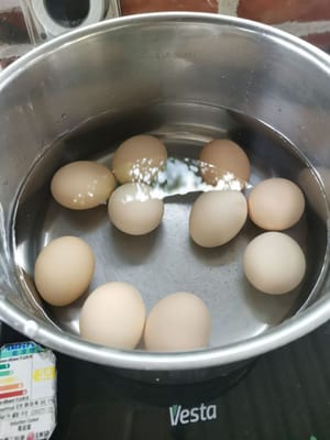 Lave bien los huevos, colóquelos en la sartén mientras el agua aún esté fría.