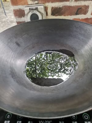 Prepara una sartén, vierte el aceite y espera hasta que esté caliente.