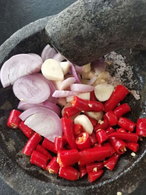 Moler todas las especias, chiles, chalotes, ajo,