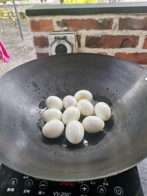 Añade los huevos y fríelos a fuego lento.