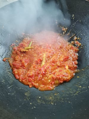 Cocine las especias hasta que el agua se reduzca.