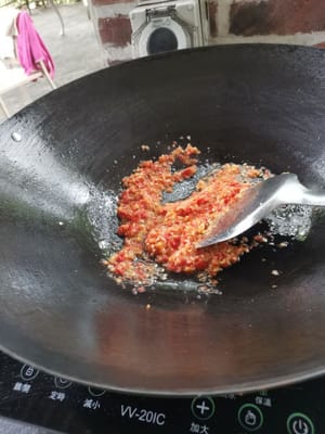 Prepare una sartén, vierta el aceite hasta que esté caliente, luego saltee las especias.