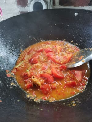 Saltee las especias hasta que estén fragantes, luego agregue los tomates, la sal, el caldo de pollo, 200 ml de agua, el azúcar, la galanga y el limoncillo.