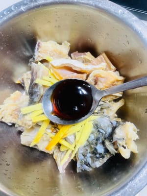 塩漬けにした魚をよく洗い、水を切ります。千切り生姜、白胡椒、薄口醤油、オイスターソース、料理酒、そしてひとつまみの白砂糖を加えて味を整えます。よく混ぜ合わせ、10分間マリネして味を染み込ませます。