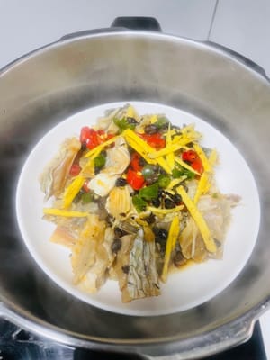 鍋に水を入れて沸騰させます。プレートを入れ、通常の鍋で35分間蒸します。圧力鍋の場合は、圧力が抜けてから8分間蒸し、自然に圧力が抜けたら蓋を開けます。