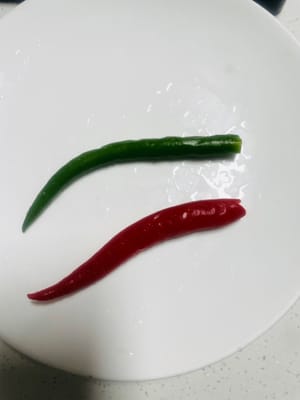 ピーマンと赤ピーマンを洗って刻み、生姜は細切りにします。お皿に盛り付けて置いておきます。色鮮やかで香り豊かな調味料の出来上がりです。