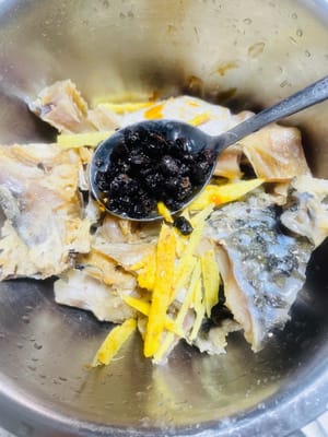 塩漬けにした魚をよく洗い、水を切ります。千切り生姜、白胡椒、薄口醤油、オイスターソース、料理酒、そしてひとつまみの白砂糖を加えて味を整えます。よく混ぜ合わせ、10分間マリネして味を染み込ませます。