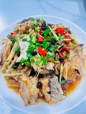 盛り付ける前に、刻んだ唐辛子とネギを散らしてください！塩漬けにした魚は驚くほど香りがよく、豚バラ肉の油が魚に染み込んでいます。唐辛子を加えることで、ほんのりとした辛さと爽やかさが加わり、風味が引き立ちます。このソースだけでご飯が3杯は食べられそうです！