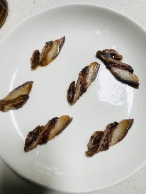 豚バラ肉を洗い、ちょうど良い厚さに薄切りにします。油を吸い込み、盛り付けるととても香ばしくなります。