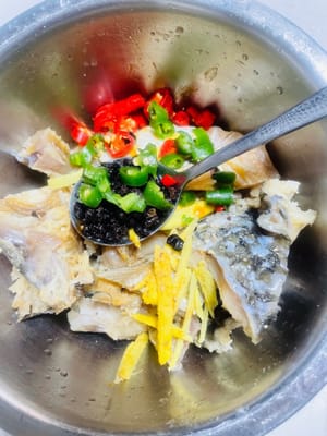 塩漬けにした魚をよく洗い、水を切ります。千切り生姜、白胡椒、薄口醤油、オイスターソース、料理酒、そしてひとつまみの白砂糖を加えて味を整えます。よく混ぜ合わせ、10分間マリネして味を染み込ませます。