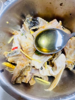 塩漬けにした魚をよく洗い、水を切ります。千切り生姜、白胡椒、薄口醤油、オイスターソース、料理酒、そしてひとつまみの白砂糖を加えて味を整えます。よく混ぜ合わせ、10分間マリネして味を染み込ませます。