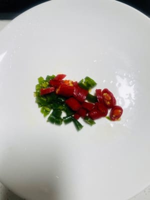 ピーマンと赤ピーマンを洗って刻み、生姜は細切りにします。お皿に盛り付けて置いておきます。色鮮やかで香り豊かな調味料の出来上がりです。