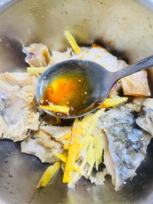 塩漬けにした魚をよく洗い、水を切ります。千切り生姜、白胡椒、薄口醤油、オイスターソース、料理酒、そしてひとつまみの白砂糖を加えて味を整えます。よく混ぜ合わせ、10分間マリネして味を染み込ませます。