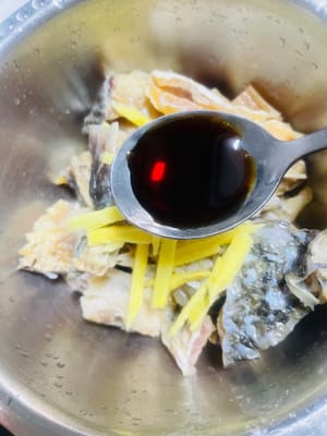 塩漬けにした魚をよく洗い、水を切ります。千切り生姜、白胡椒、薄口醤油、オイスターソース、料理酒、そしてひとつまみの白砂糖を加えて味を整えます。よく混ぜ合わせ、10分間マリネして味を染み込ませます。