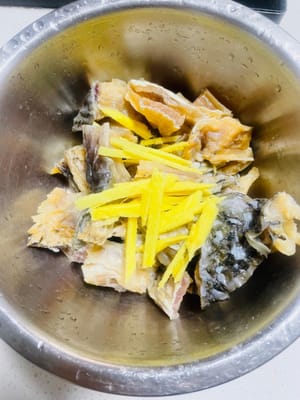 塩漬けにした魚をよく洗い、水を切ります。千切り生姜、白胡椒、薄口醤油、オイスターソース、料理酒、そしてひとつまみの白砂糖を加えて味を整えます。よく混ぜ合わせ、10分間マリネして味を染み込ませます。