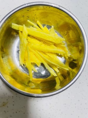 ピーマンと赤ピーマンを洗って刻み、生姜は細切りにします。お皿に盛り付けて置いておきます。色鮮やかで香り豊かな調味料の出来上がりです。