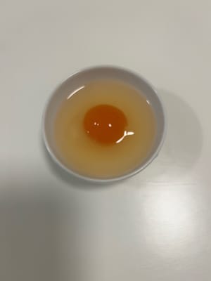 Batir los huevos salados en un bol y reservar.