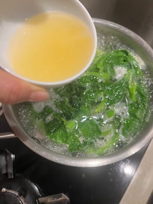 Verter las claras de huevo saladas, añadir un poco de sal y apagar el fuego cuando la sopa hierva.