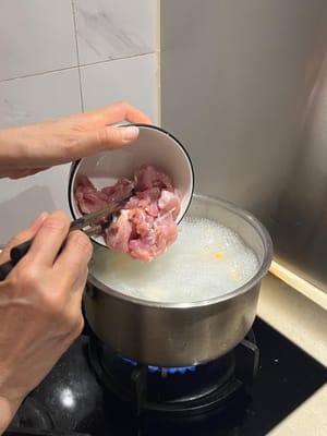 poner las rodajas de carne en agua hirviendo.