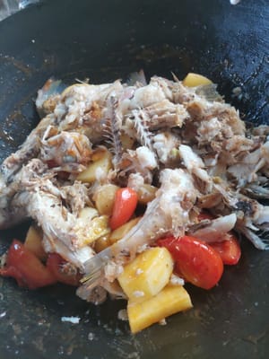 然後放入先前煎好的魚