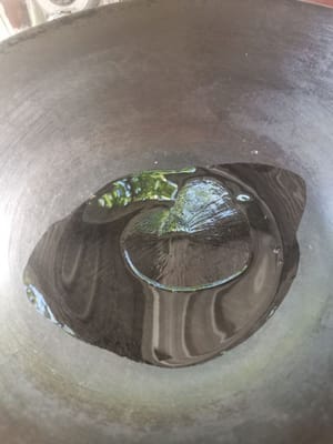 準備一個煎鍋，倒入油，等到油熱