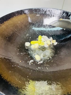 将肉铲出来，锅里留香料和油，倒椰菜花炒至断生，加少许底盐（干锅酱咸，别加多）。注意！全程不加水，中小火炒，可盖锅盖加速成熟。