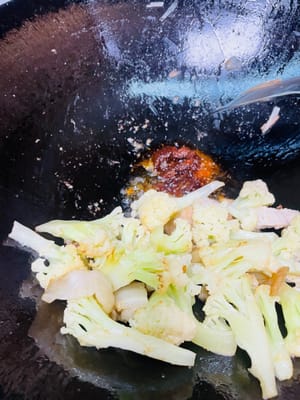加之前炒好的五花肉，往锅边拨。锅底加一勺干锅酱炒香，放入红彩椒、大葱、葱段炒至断生，翻炒均匀装在喜欢的餐具上。若家人不吃辣，放干锅酱前铲出部分食材备用。
