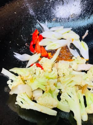 加之前炒好的五花肉，往锅边拨。锅底加一勺干锅酱炒香，放入红彩椒、大葱、葱段炒至断生，翻炒均匀装在喜欢的餐具上。若家人不吃辣，放干锅酱前铲出部分食材备用。