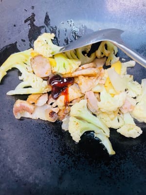 神獸不辣版：洗淨鍋，倒入先前剷出的椰菜花和肉，放入紅彩椒、大蔥、蔥段炒至斷生，加1匙生抽、1匙蠔油、少許白糖調味即可。