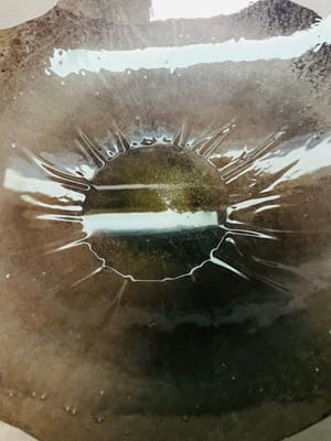 鍋中放足量油滑下鍋，倒入五花肉片炒製岀油，蓋鍋蓋時先關小火，避免油濺燙傷。