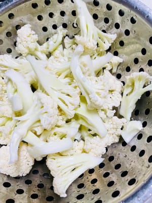 Remojar la coliflor en agua con sal durante más de 30 minutos, lavar y escurrir para su posterior uso.